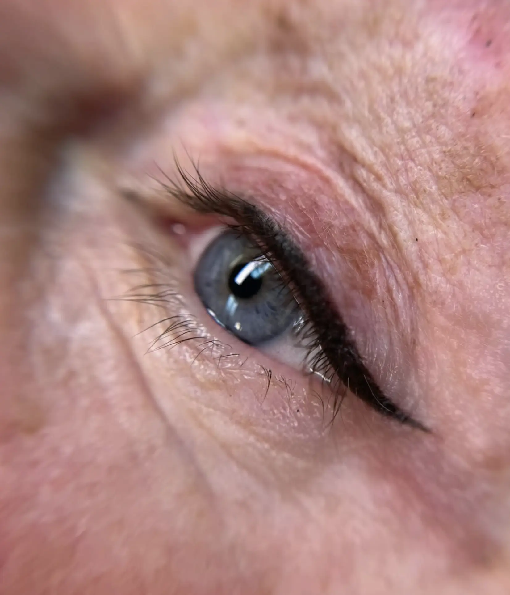 eyeliner tattoo application